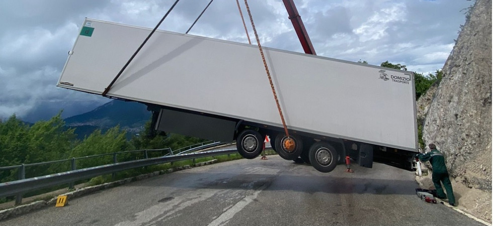 Circa 3 ore di lavoro e il rimorchio ruotato di 180 gradi per liberare la strada