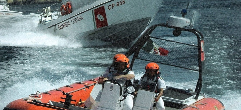 Si tuffa da un'imbarcazione e scompare in acqua, ricerche in corso sul lago di Garda