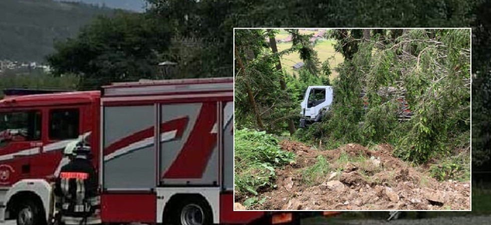 Cede la strada e il camion scivola in un dirupo, momenti di paura per l'autista