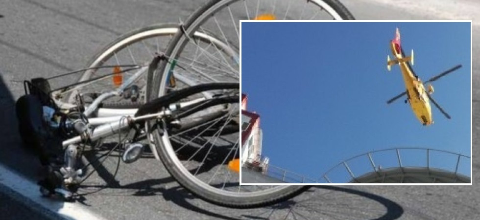 Violento scontro auto - bici, un ciclista di 58 anni scaraventato a terra