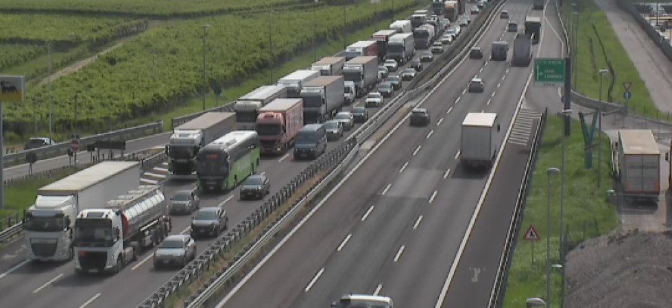 Tamponamento a catena in autostrada, coinvolti 4 mezzi: soccorsi in azione