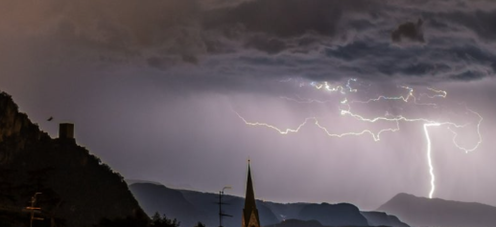 "Evitare i luoghi esposti e non fermarsi in prossimità di corsi d'acqua": ecco cosa fare prima, durante e dopo un temporale