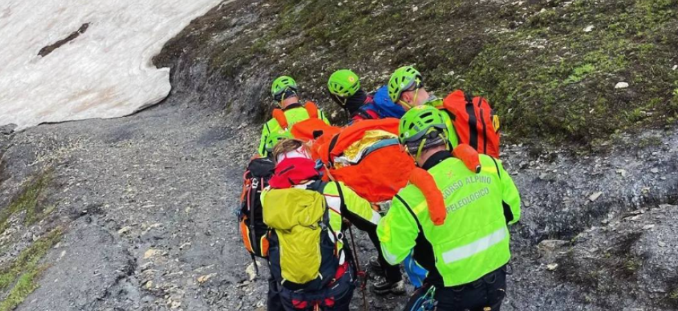Si fa male ma il cellulare non prende e per allertare i soccorsi il compagno è costretto a tornare a valle a piedi