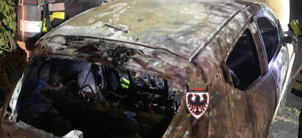 Prima l'"esplosione" poi una grossa colonna di fumo, in fiamme nella notte un'auto ibrida: l'intervento dei vigili del fuoco
