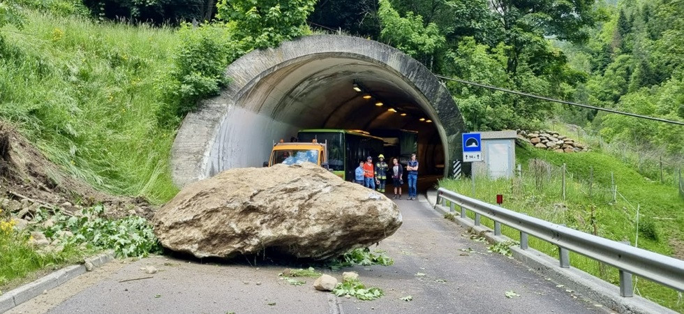 Un enorme masso piomba sulla strada, momenti di paura per gli automobilisti