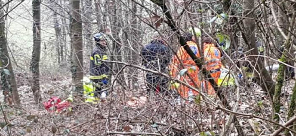 Tragedia tra i boschi, 63enne va a fare una passeggiata ma non ritorna a casa: trovato morto dalla moglie