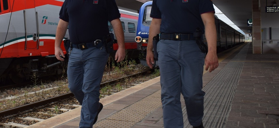 Crea problemi in treno e all'arrivo dei poliziotti li aggredisce a calci e morsi
