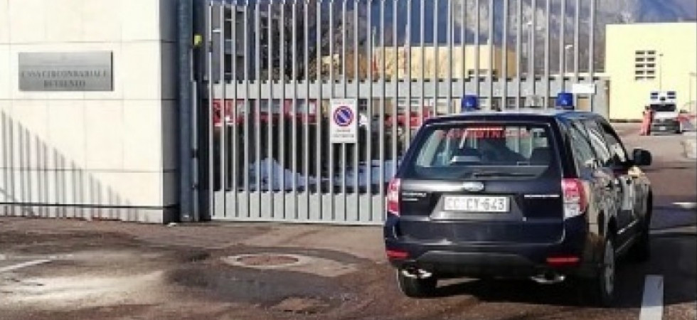 Aggressione al carcere di Trento, poliziotto preso per il collo da un detenuto: momenti di paura durante una rissa