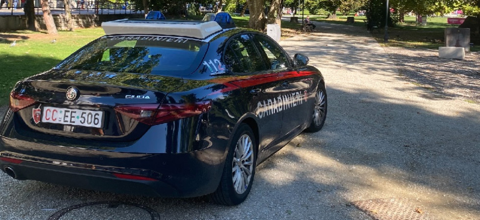 Aggrediscono con calci e pugni i carabinieri per far fuggire l'amico bloccato dopo un furto