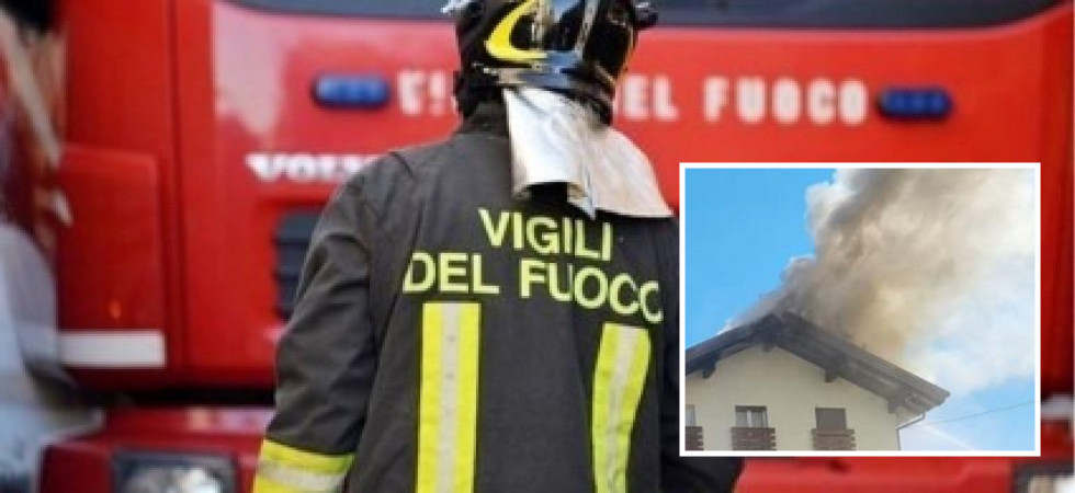 Una grossa colonna di fumo, in fiamme il tetto di un'abitazione: vigili del fuoco in azione