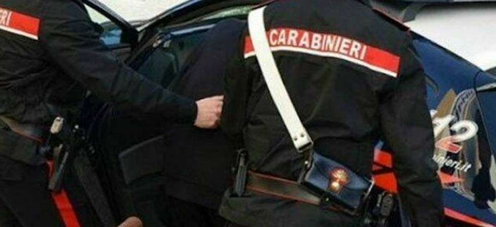Foto d'archivio L'albergo è chiuso ma lui forza la porta della lavanderia e ci bivacca: scoperto dalla titolare la aggredisce