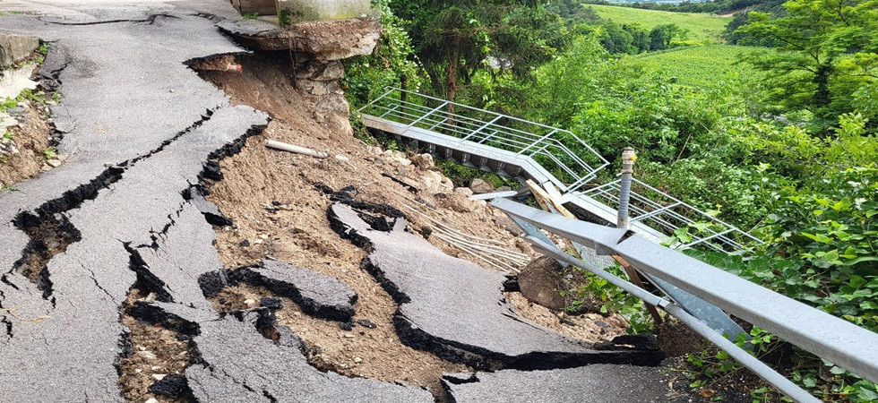 Cede improvvisamente il terreno e la strada frana assieme alla passerella