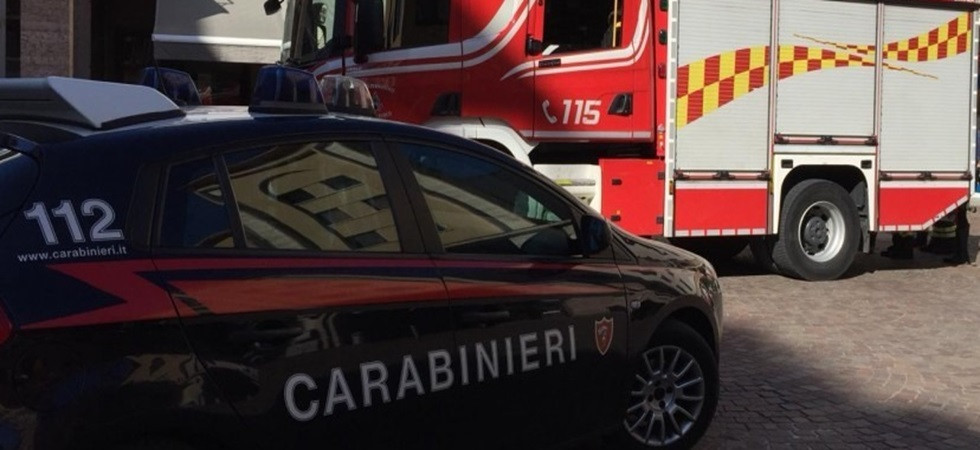 Fiamme in un appartamento, 5 persone sono state portate in ospedale: vigili del fuoco in azione