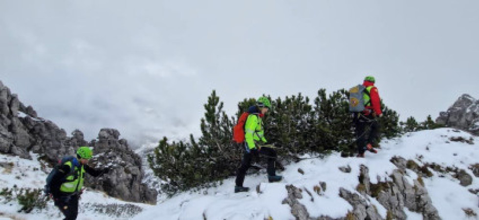A 2.500 metri tre ragazzi in difficoltà: senza ramponi un escursionista prova a superare la lingua di neve ma scivola e