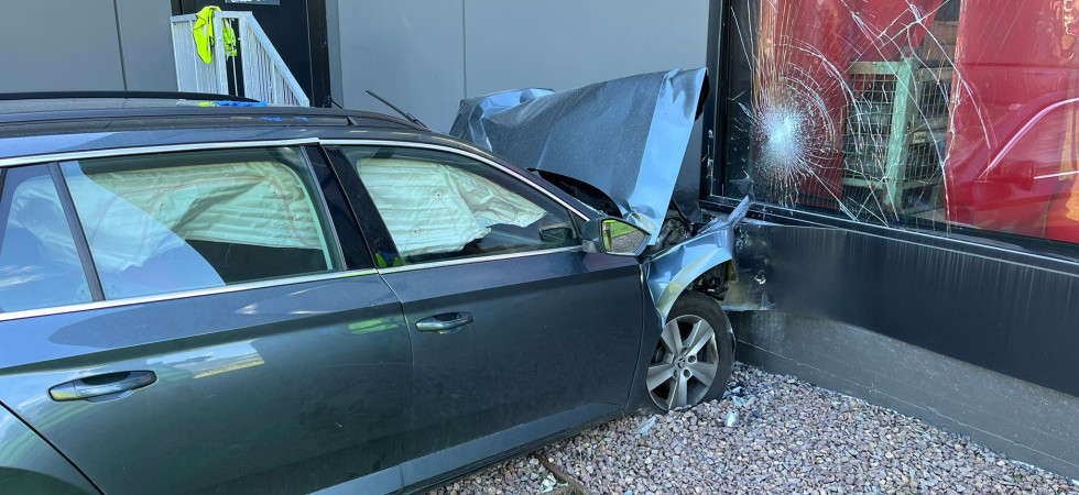 Perde il controllo dell'auto e si schianta contro il muro di un'azienda