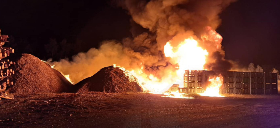 Furioso incendio nella notte, in fiamme un magazzino agricolo: soccorsi in azione