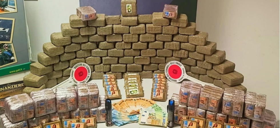 Viene fermato per un controllo stradale, un 27enne trovato con più di 65 chili di hashish