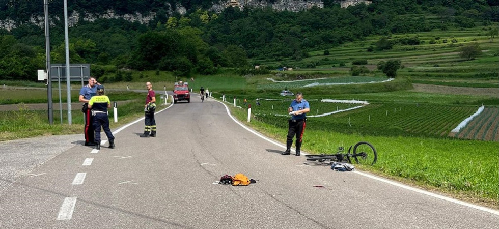 Violento scontro auto-bici, un ciclista sbalzato sull'asfalto