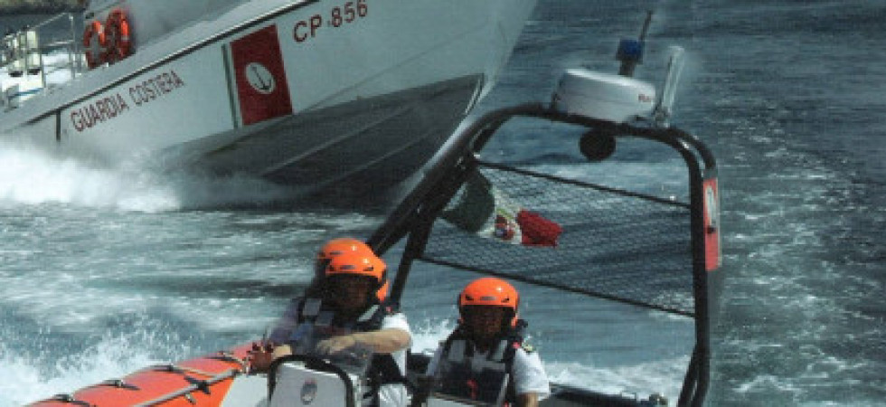 Macabro ritorvamento nel Garda, un pescatore trova il corpo di una donna tra gli scogli