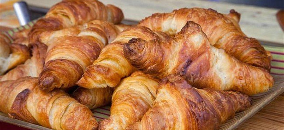 Due ragazzine rubano tutte le brioches a un bar: Vi siete strafogate?