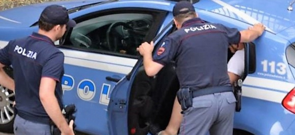 I genitori si rifiutano di dargli i soldi per la droga e lui riempie di botte il padre e l'anziana madre malata