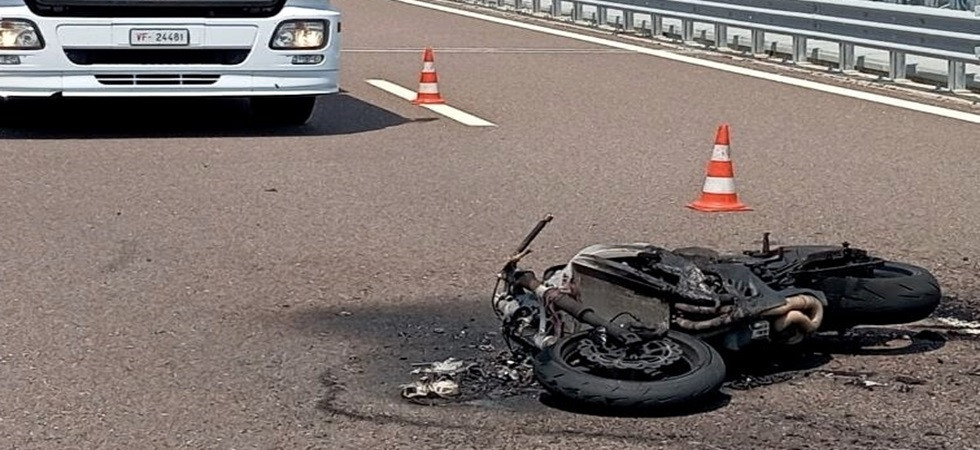 Violento schianto fra due moto, un mezzo prende fuoco: due motociclisti feriti