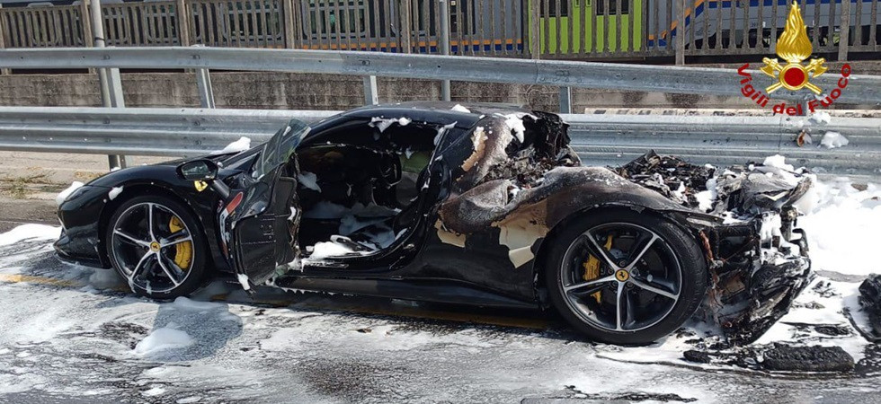 Ferrari 296 Gts ibrida avvolta dalle fiamme: il bolide da oltre 300 mila euro completamente distrutto