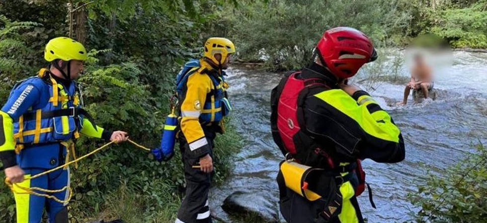 Foto dei vigili del fuoco volontari di Lana Nonostante i divieti si rinfresca nel torrente ma viene sorpreso dalla piena