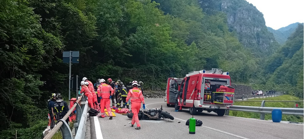 Perde il controllo della moto che si schianta contro il guardrail, una coppia scaraventata nella scarpata