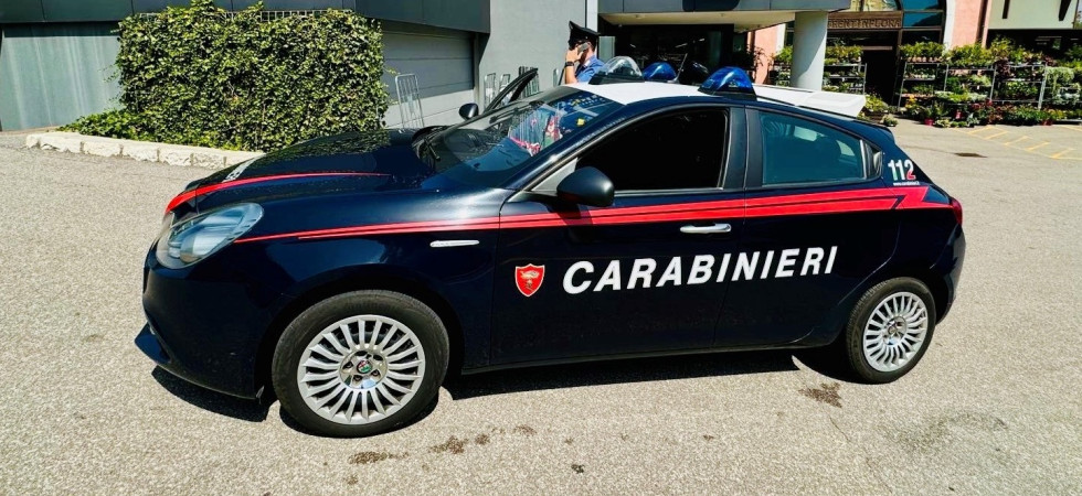 Spintonano e rapinano un anziano nel parcheggio del supermercato poi scappano a bordo di un'auto rubata