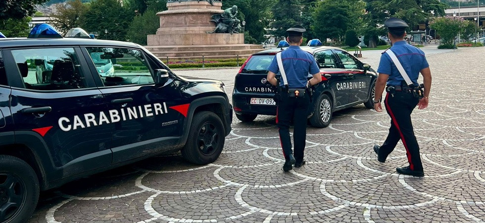 Beccato a vendere droga a un giovane: 19enne trovato con 200 grammi di hashish in centro a Trento