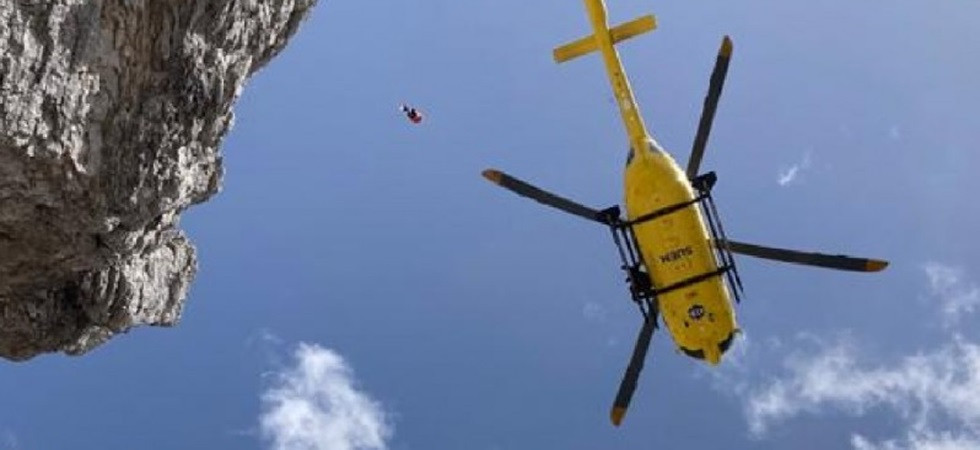 Scivola e precipita per diversi metri durante una scalata, momenti di paura per un alpinista: sul posto l'elisoccorso