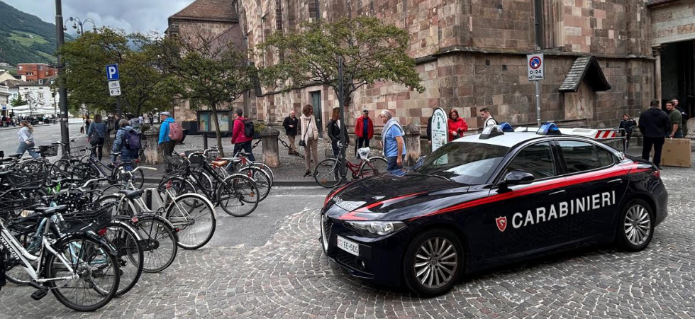 Ruba il bancomat da un’auto e fa acquisti in centro città: denunciato per il reato di furto aggravato