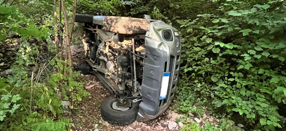 Prende il sentiero sbagliato e l'auto si ribalta nel bosco: illeso l'anziano alla guida