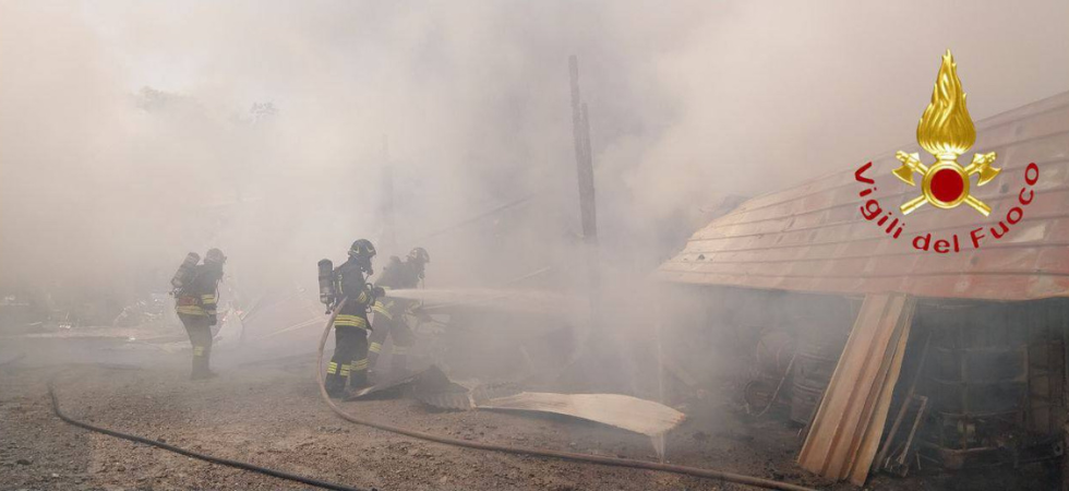 Spaventoso incendio, un capannone in fiamme: tanta paura ma nessun ferito