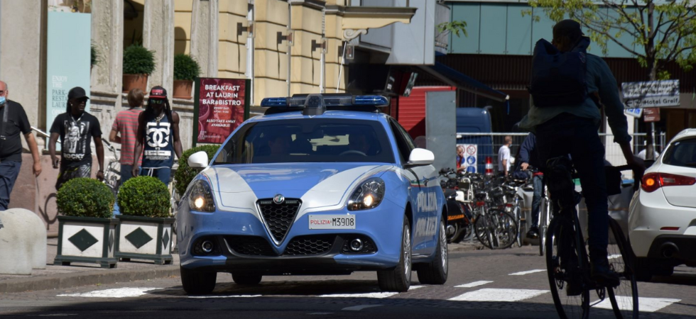 Scaglia pietre contro le auto dei vicini e li perseguita con pesanti minacce per mesi: arrestato ed espulso un 24enne