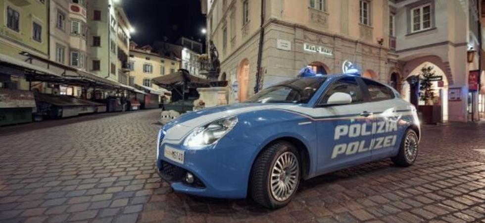 Furti di cosmetici a raffica in tre negozi della città: fermata 38enne che aveva tentato la fuga in bici