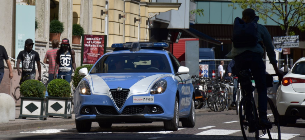 Minaccia e aggredisce la compagna mentre è agli arresti domiciliari per spaccio di droga: 35enne arrestato ed espulso