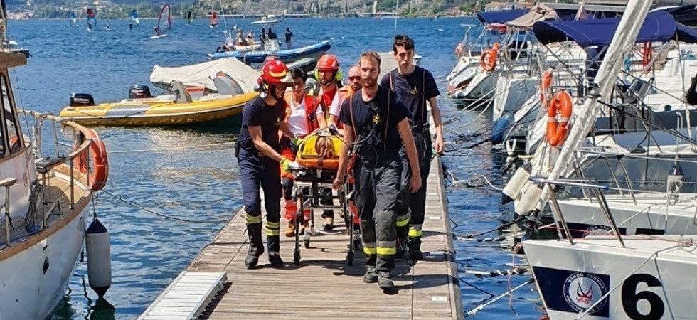Foto d'archivio Travolto da una barca mentre è seduto sul pontile, attimi di paura sul Garda: un 30enne elitrasportato in ospedale