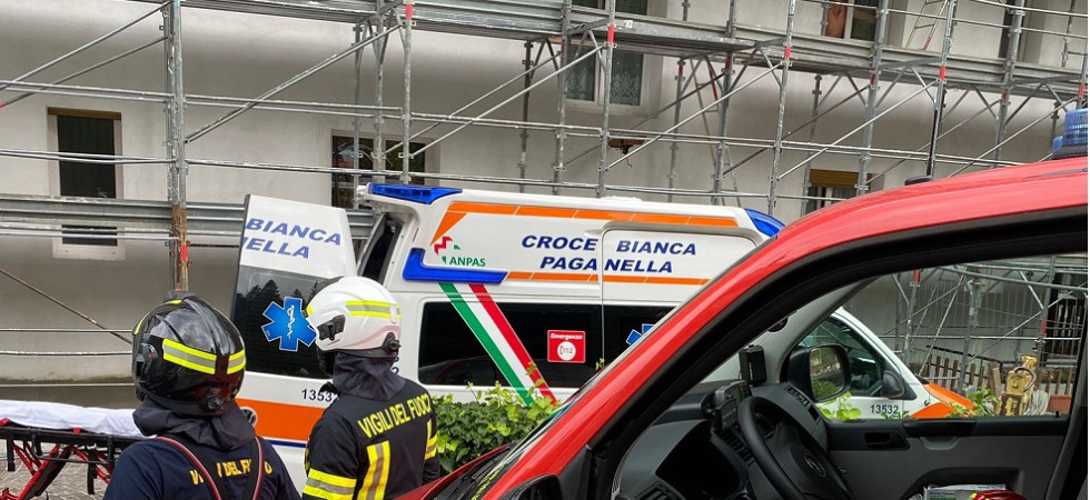 Incidente sul lavoro, cade dall'impalcatura del cantiere e sbatte a terra, un operaio di 46 anni trasportato all'ospedale