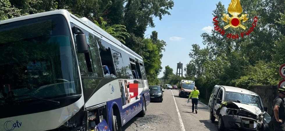 Violento scontro bus-auto, 4 feriti trasportati all'ospedale