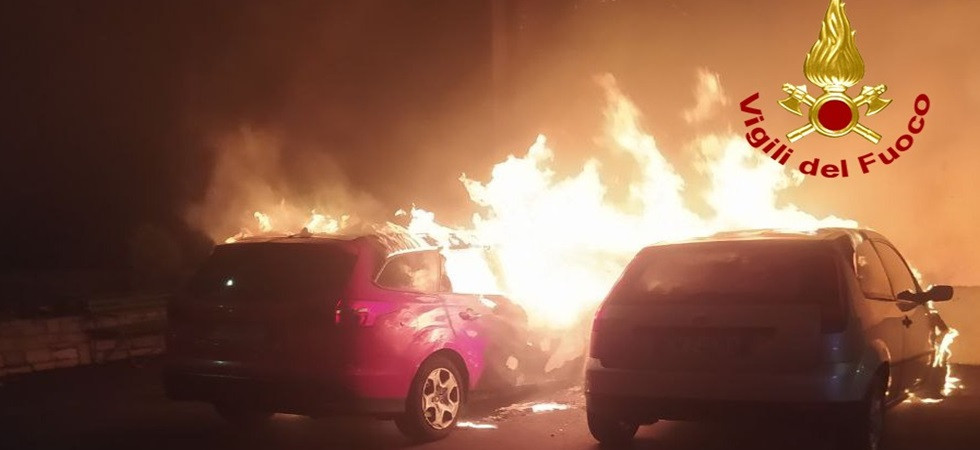 Incendio nella notte, due auto (una a Gpl) avvolte dalle fiamme: in corso le indagini dei carabinieri
