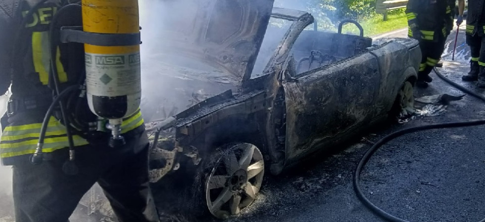 L'auto viene avvolta dalle fiamme, coppia si salva lanciandosi dal mezzo