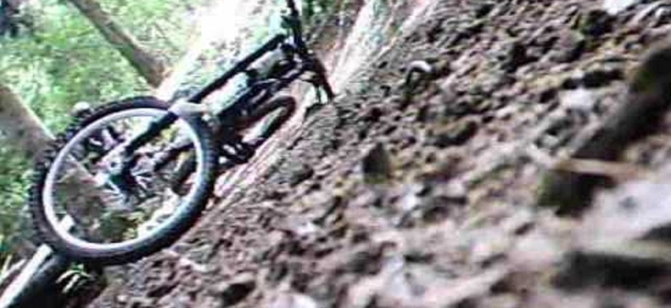 Rovina al suolo mentre fa downhill e sbatte la testa: giovanissima elitrasportata al Santa Chiara