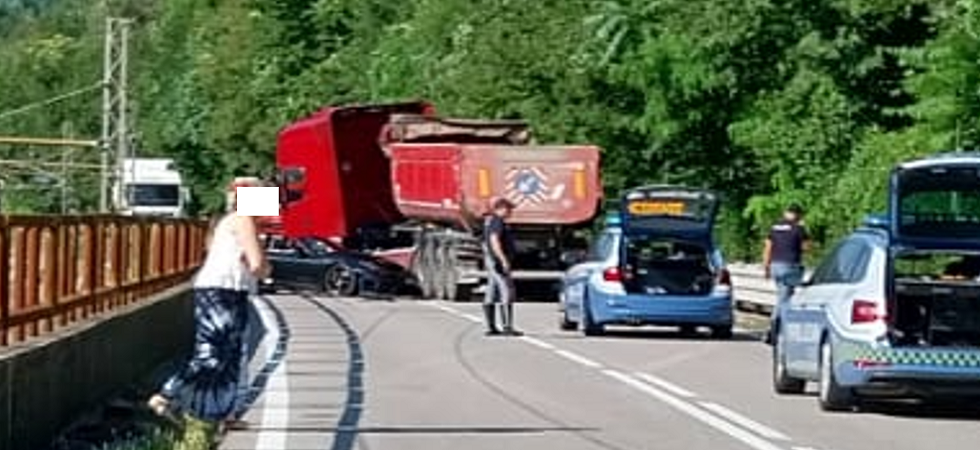 Tragedia della strada: frontale tra una moto e una Porsche, muore una donna scaraventata sull'asfalto