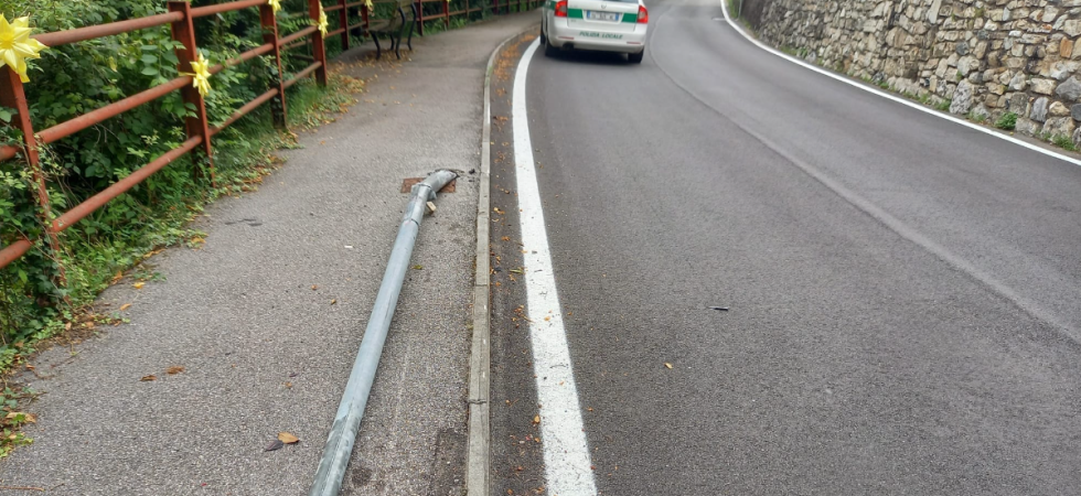 Foto d'archivio Abbattono dei lampioni con l'auto e scappano: rintracciati grazie alle videocamere di sorveglianza