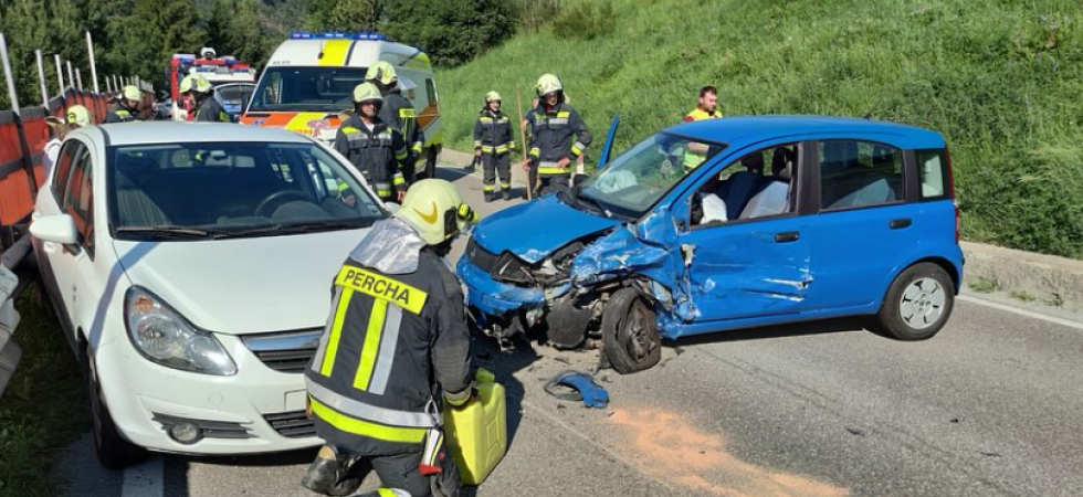Violento scontro fra tre mezzi, ferite due persone: lunghe code e traffico in tilt