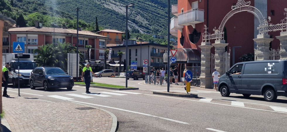 Donna sulle strisce investita da un ciclista che poi non si ferma per prestare le cure: bloccato un uomo dalla Polizia