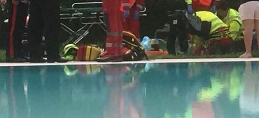 Tragedia in piscina, 15enne muore dopo un malore in acqua