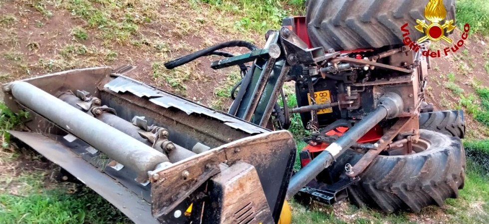 Si ribalta con il trattore, momenti di paura per un agricoltore: l'intervento dei soccorsi